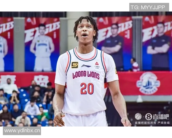 克拉克斯顿再创佳绩29分钟砍下三双14分11板10助助球队赢得胜利